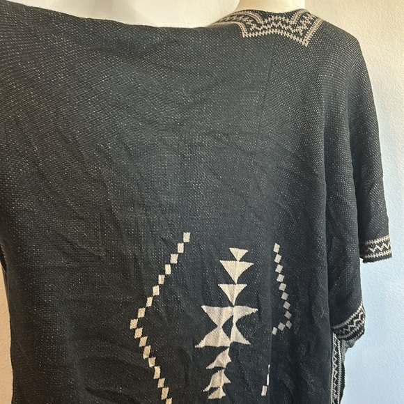 Jennyfer J Native Pattern Poncho Black and Tan Size One Size
NWOT - Picture 6 of 8
